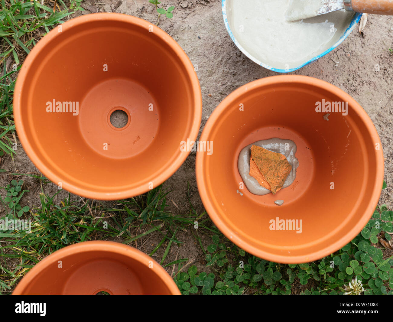 Rendendo pentola di creta iirrigation sistema utilizzando materiali non smaltati vasi di terracotta. La chiusura del foro inferiore. Foto Stock