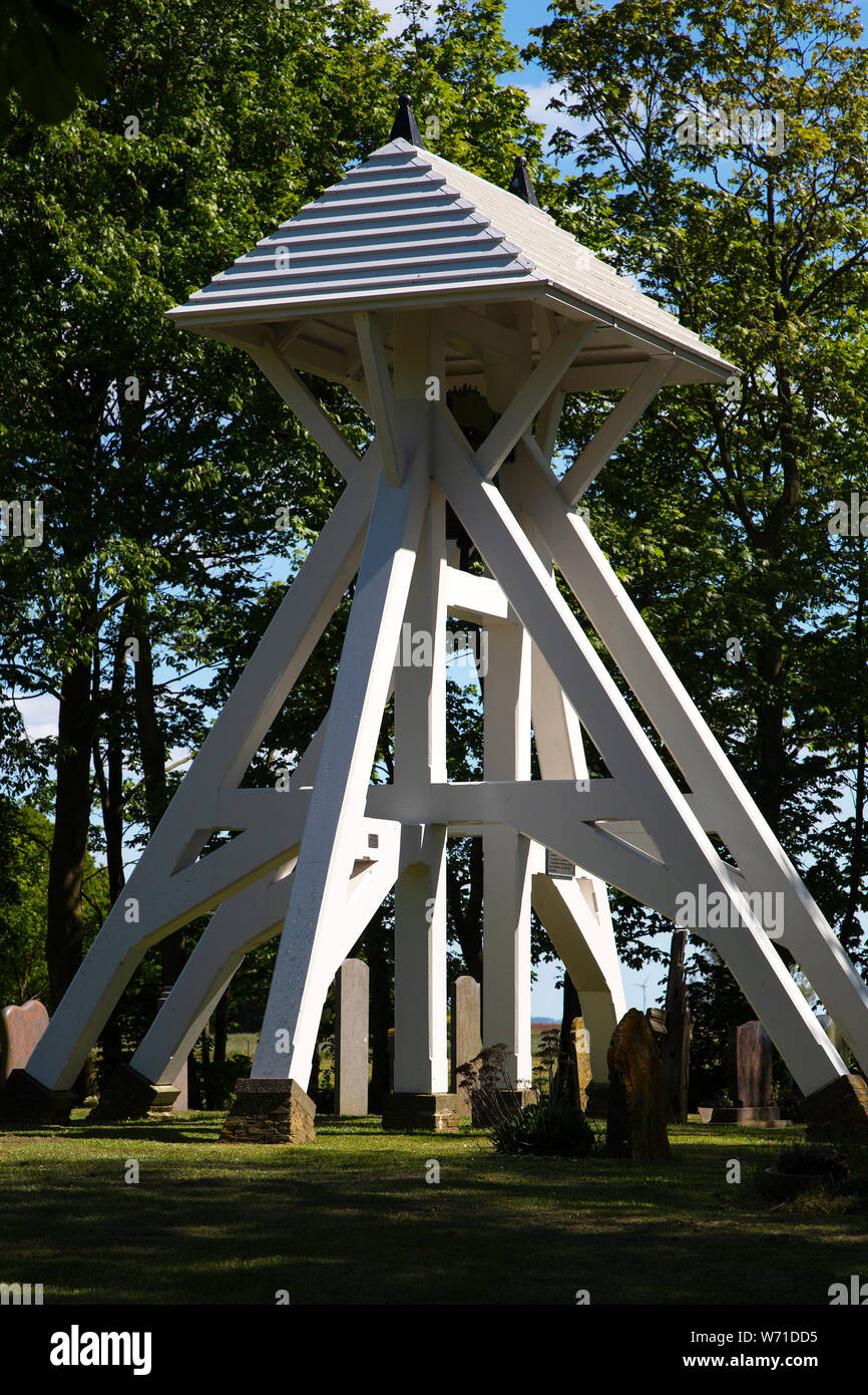 In legno tipico campanile del villaggio olandese di Mirns Foto Stock