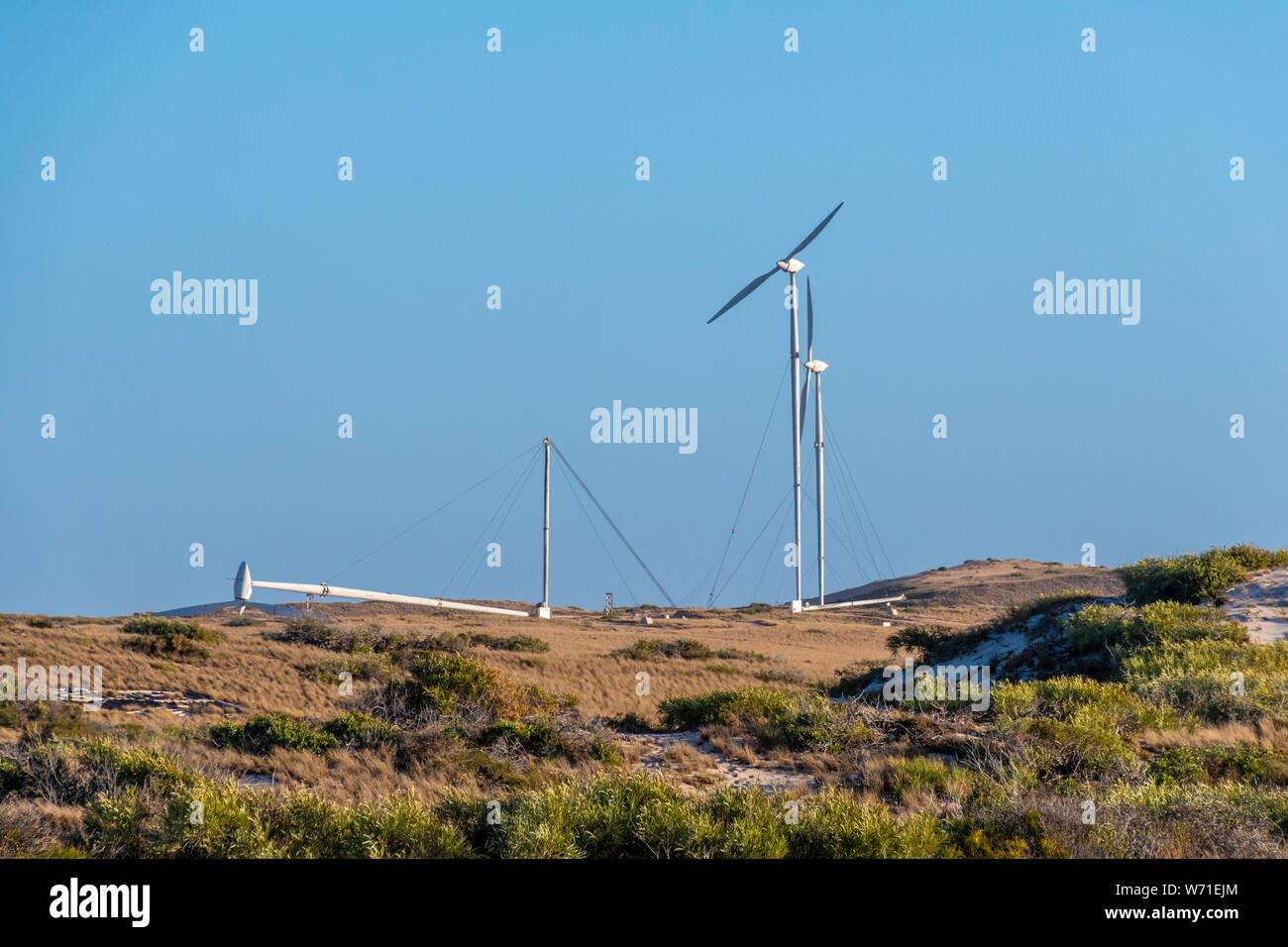 Erectable turbine eoliche di Coral Bay utilizzato per acqua di mare impianto di dissalazione Foto Stock