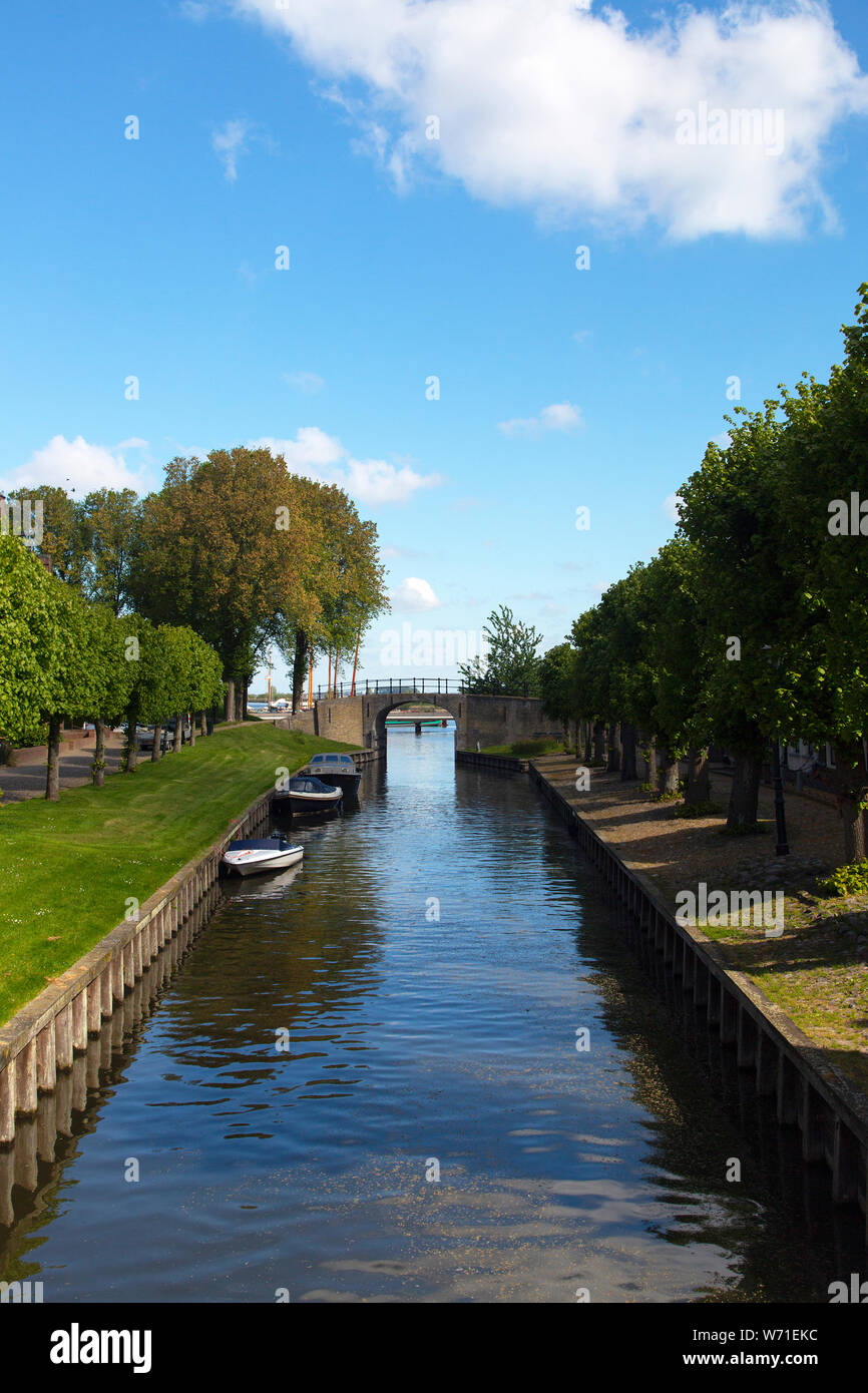 Canal nella storica cittadina olandese Sloten, Frisia Foto Stock
