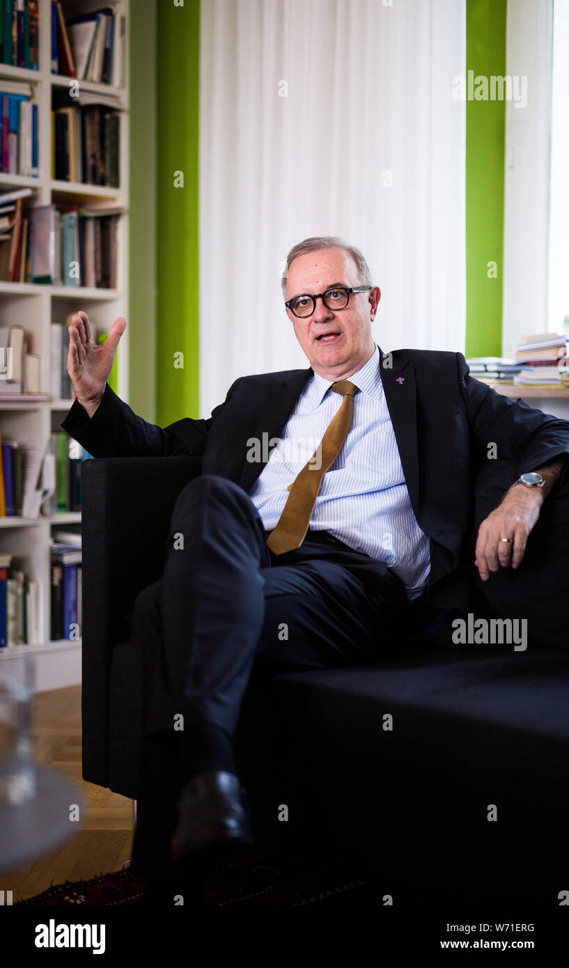 24 luglio 2019, Baden-Wuerttemberg, Stoccarda: Frank Otfried July, Vescovo di protestanti chiesa regionale nel Württemberg nel corso di un colloquio con il DPA. Foto: Christoph Schmidt/dpa Foto Stock