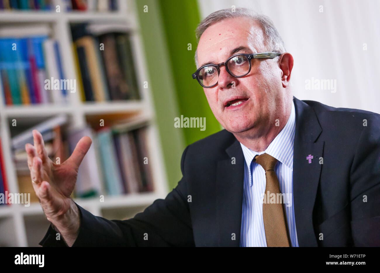 24 luglio 2019, Baden-Wuerttemberg, Stoccarda: Frank Otfried July, Vescovo di protestanti chiesa regionale nel Württemberg nel corso di un colloquio con il DPA. Foto: Christoph Schmidt/dpa Foto Stock
