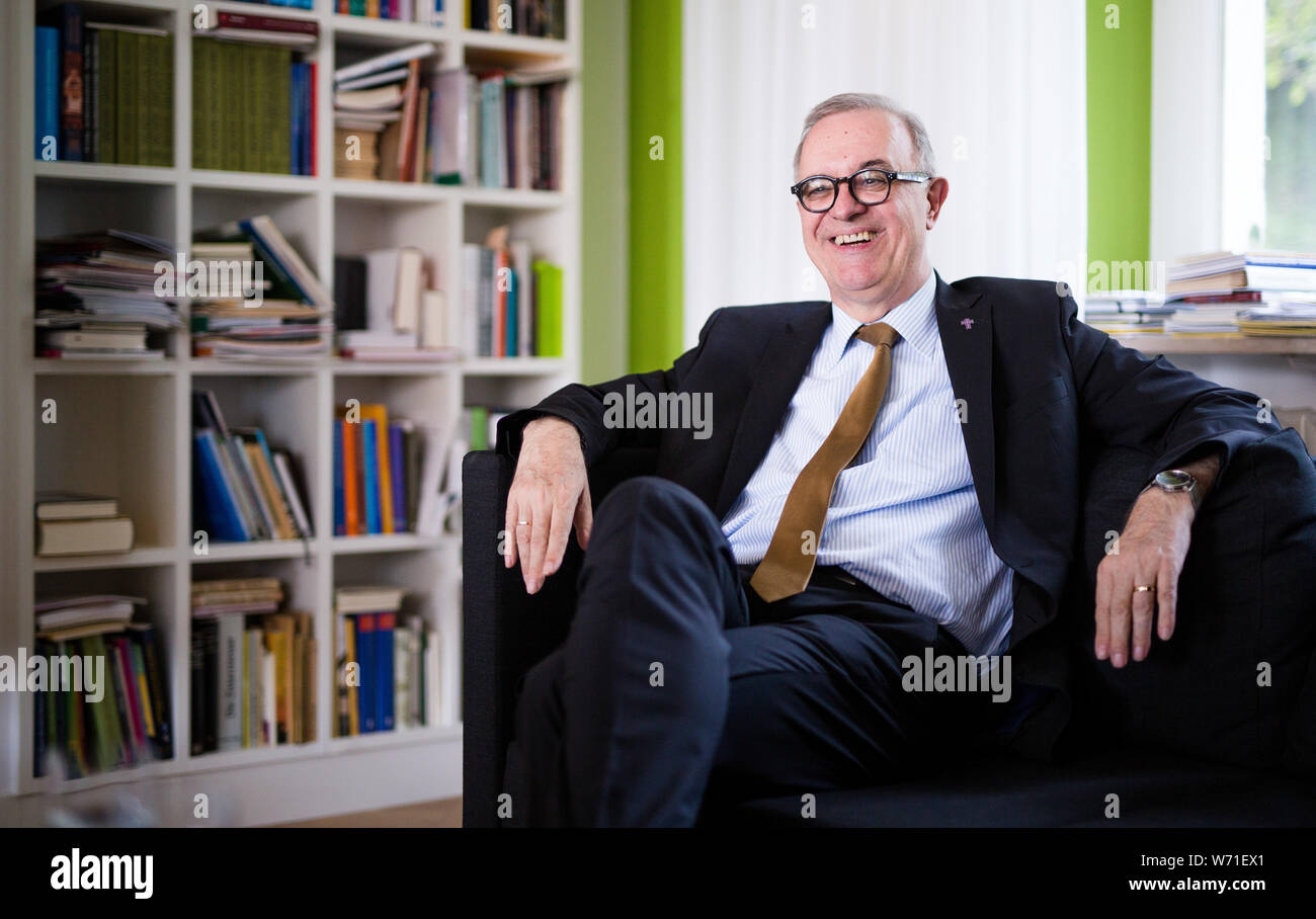 24 luglio 2019, Baden-Wuerttemberg, Stoccarda: Frank Otfried July, Vescovo di protestanti chiesa regionale nel Württemberg nel corso di un colloquio con il DPA. Foto: Christoph Schmidt/dpa Foto Stock