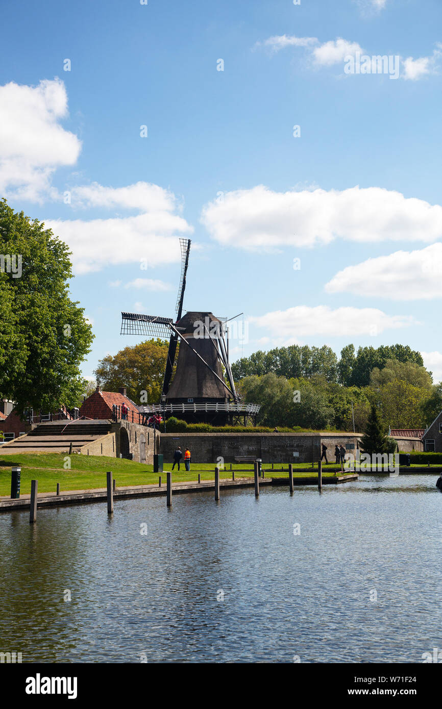 Cornmill legno 'De Kaai' sulle difese della città olandese Sloten, Frisia Foto Stock
