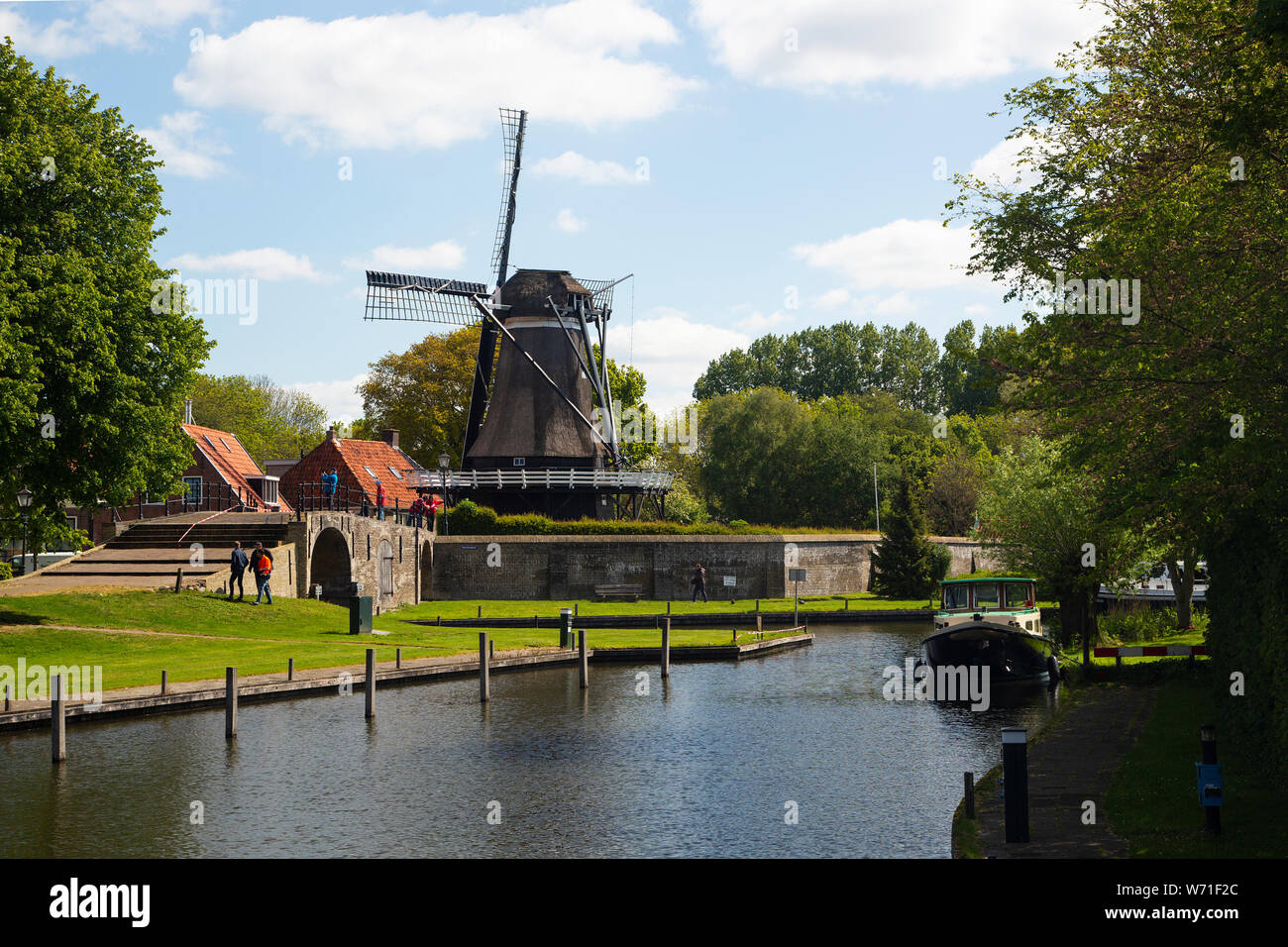 Cornmill legno 'De Kaai' sulle difese della città olandese Sloten, Frisia Foto Stock