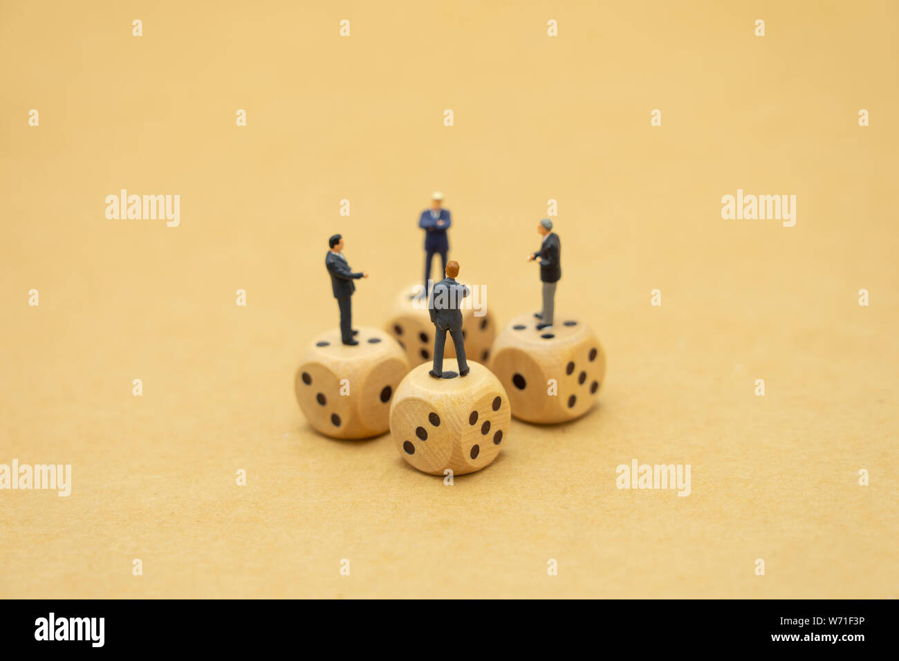 Miniatura imprenditori persone in piedi sul panico guardare il mercato azionario Investimenti Analisi investimento utilizzando come sfondo il concetto di business e il lavoro di gruppo c Foto Stock