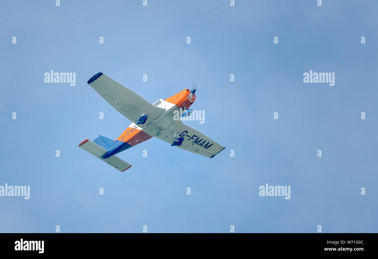 Piper PA-28-151 aerei contro un cielo blu poco dopo il decollo dall'aeroporto di Blackpool Foto Stock