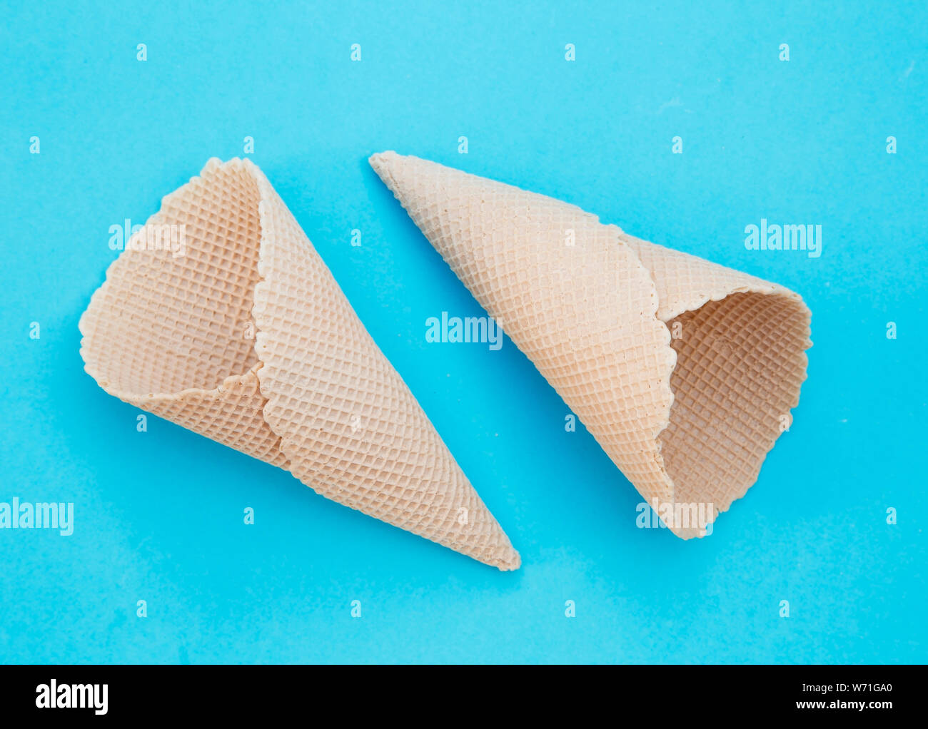 Croccante coni gelato su sfondo blu Foto Stock