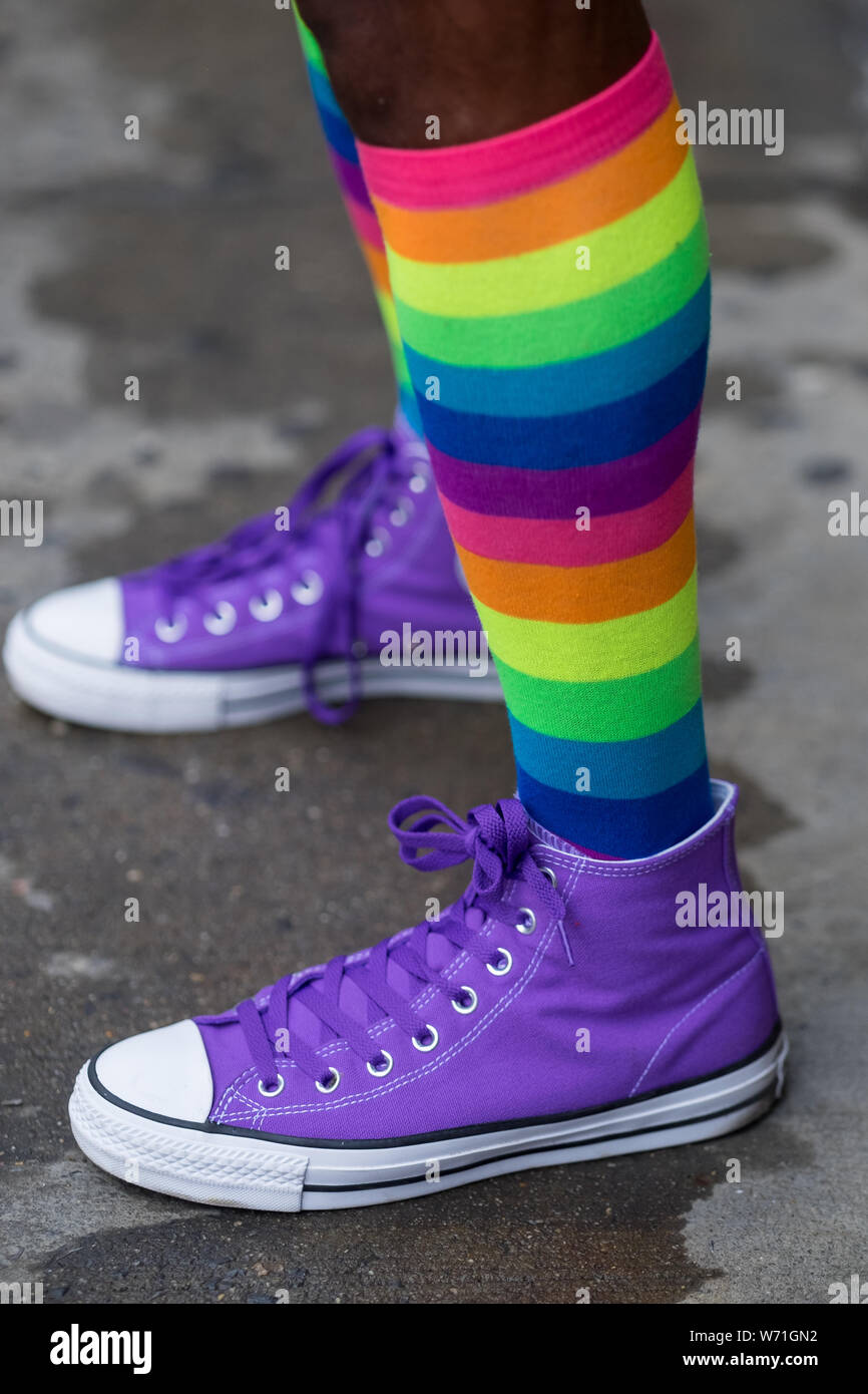 Sneakers colorate e le calze al 2018 New York City Gay Pride Parade Foto  stock - Alamy