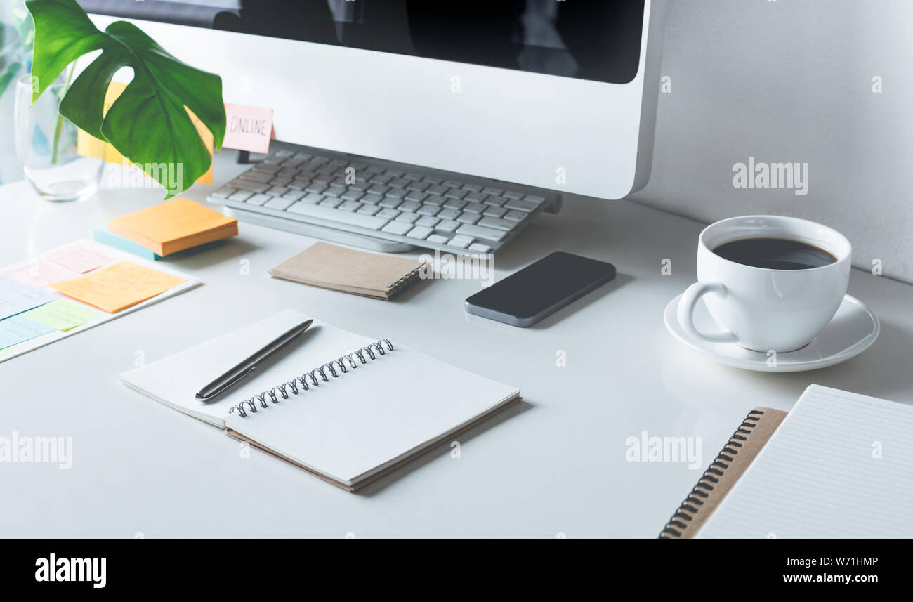 Piano di lavoro con computer e apparecchiature office.nessuno Foto Stock