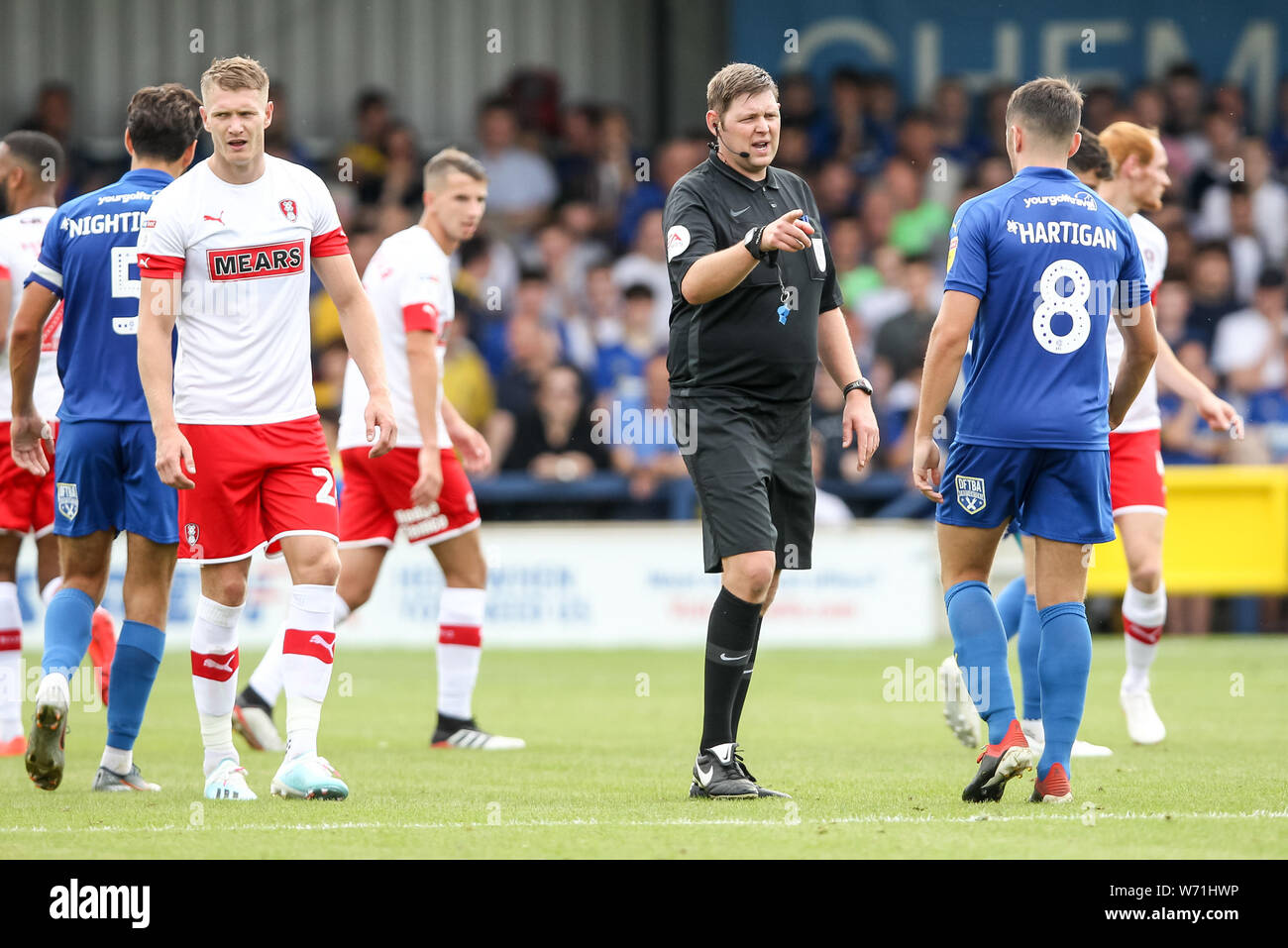 Kingston, Regno Unito. 03 Ago, 2019. Arbitro Signor Brett Huxtable parla di Anthony Hartigan di AFC Wimbledon durante il cielo EFL scommettere League 1 match tra AFC Wimbledon e Rotherham Regno al Cherry Red Records Stadium, Kingston, in Inghilterra il 3 agosto 2019. Foto di Ken scintille. Solo uso editoriale, è richiesta una licenza per uso commerciale. Nessun uso in scommesse, giochi o un singolo giocatore/club/league pubblicazioni. Credit: UK Sports Pics Ltd/Alamy Live News Foto Stock