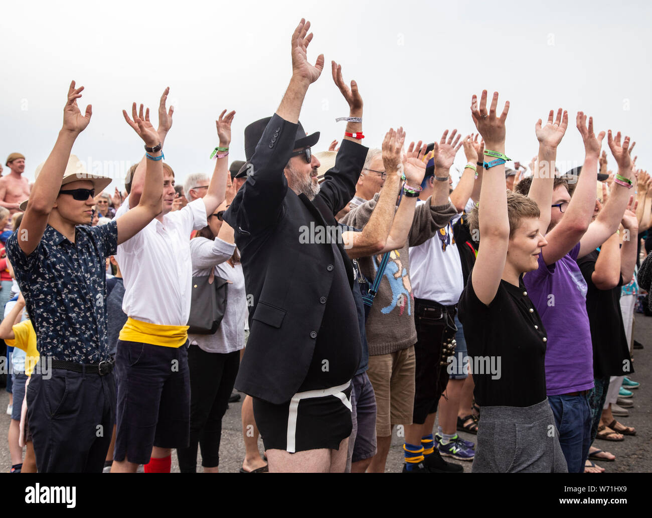 Sidmouth, Regno Unito. 04 Ago, 2019. Gli uomini in mutande - Australian gruppo vocale il Spooky Mens Chorale fare "un record del mondo' tentativo del 'Mancarena' sul lungomare a Sidmouth come parte del loro tour del Regno Unito che prende la città del festival della musica folk, che ha gestito dal 1955. Credit: Foto centrale/Alamy Live News Foto Stock