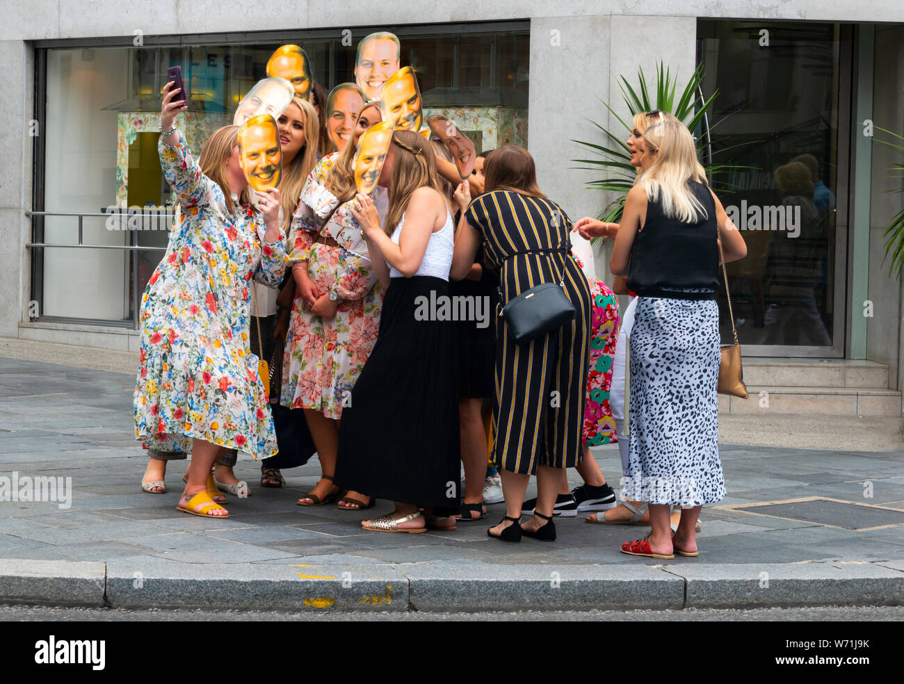 Le donne con il partito di gallina maschere facendo selfies in Liverpool Foto Stock