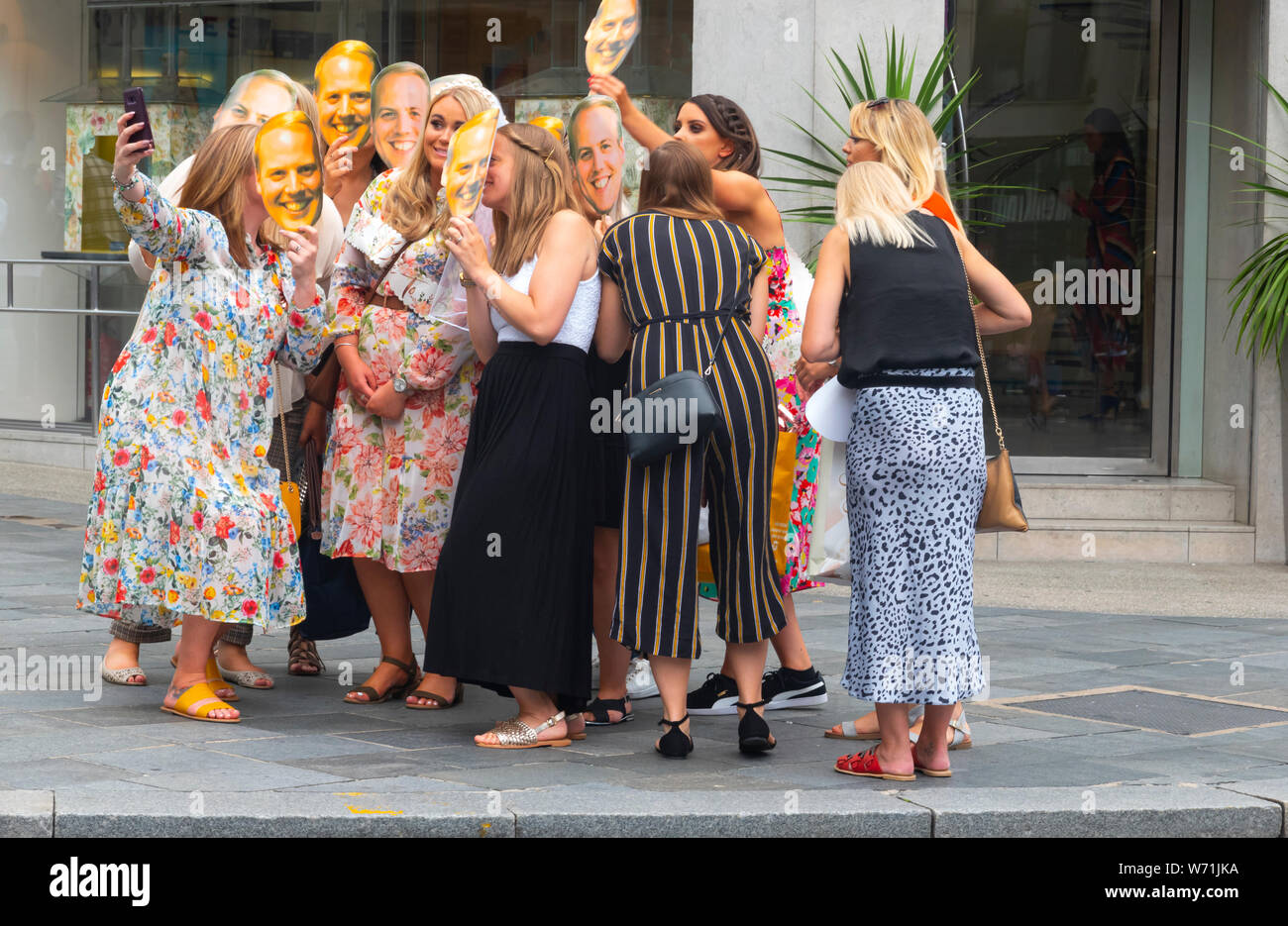 Le donne con il partito di gallina maschere facendo selfies in Liverpool Foto Stock