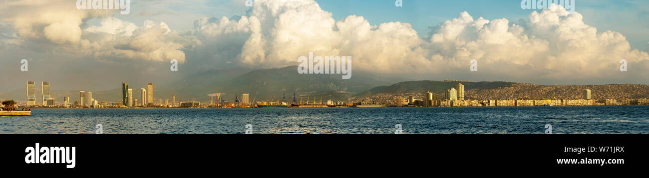 Izmir, Turchia - 2 Marzo 2019: paesaggio panoramico vista della città di Izmir Turchia con il mare e le nuvole e le montagne. Foto Stock