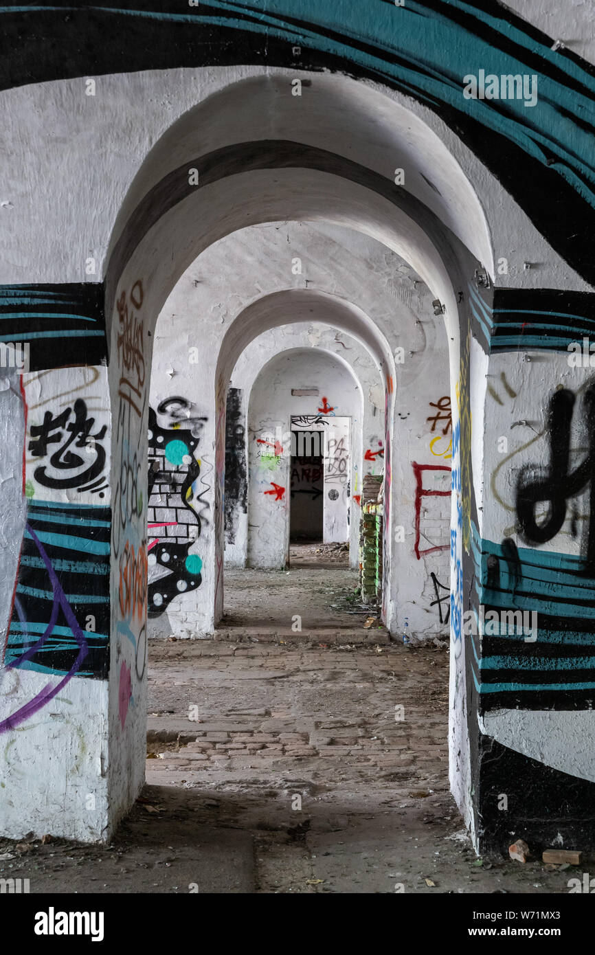 Passaggio arcuato, interni di un abbandono del XIX secolo Fort Bema edificio del centro di Varsavia, Polonia Foto Stock