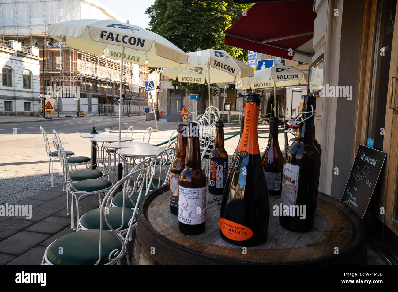 Bottiglie di vino su un piccolo tavolo esterno di un bar / ristorante a Stoccolma, Svezia Foto Stock