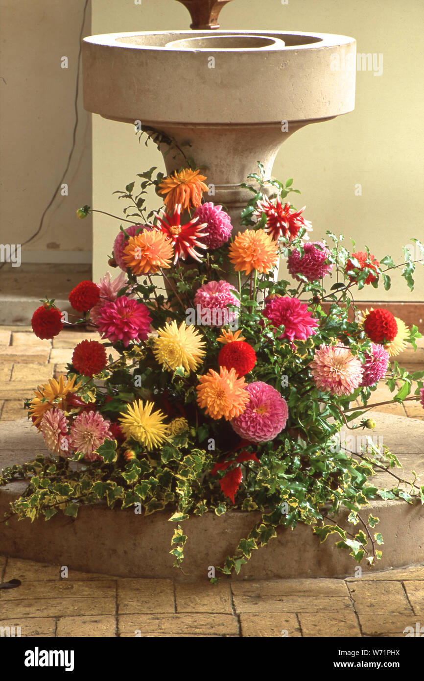 Font, la St Anne e St Lawrence, Elmstead, Essex, Regno Unito. Foto Stock