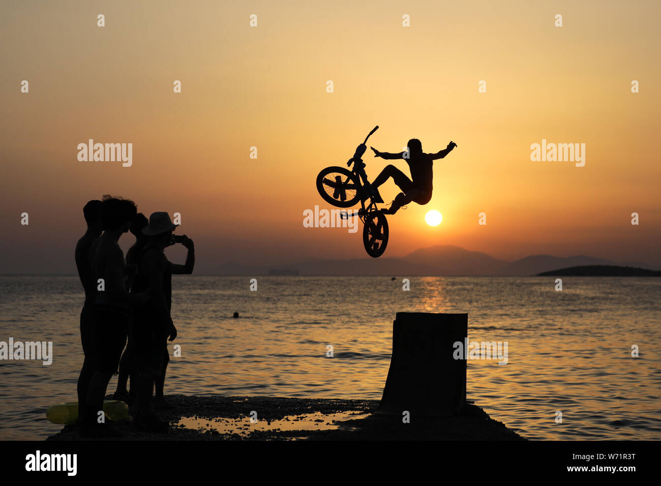 Atene, Grecia. Il 3° agosto 2019. La gente guarda come un ciclista salti in mare con la sua moto durante il Water Jump BMX giorno 2019 evento a Kavouri Beach in Atene in Grecia il 3 agosto, 2019. Credito: Lefteris Partsalis/Xinhua Foto Stock