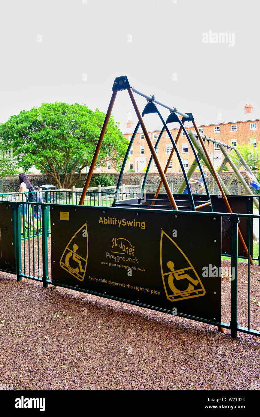 Hotham Park, Bognor Regis, West Sussex, Regno Unito. Una coppia di altalene eretto nel parco giochi zona appositamente per i bambini disabili Foto Stock