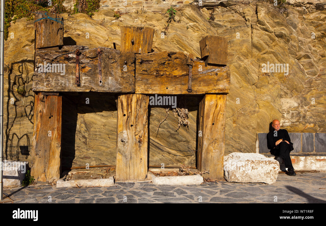 L'uomo godendo di dicembre sunshine, Cadaques, Catalogna Foto Stock