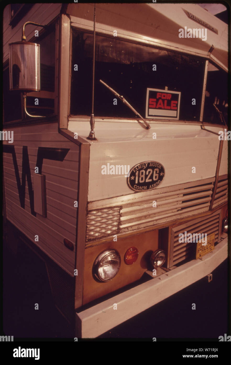 Un mercato di acquirenti sviluppato durante la notte nel Pacifico nord-ovest per benzina GUZZLING motor homes. All'altezza della scarsità di combustibile era quasi impossibile venderle. Questo era per la vendita Foto Stock