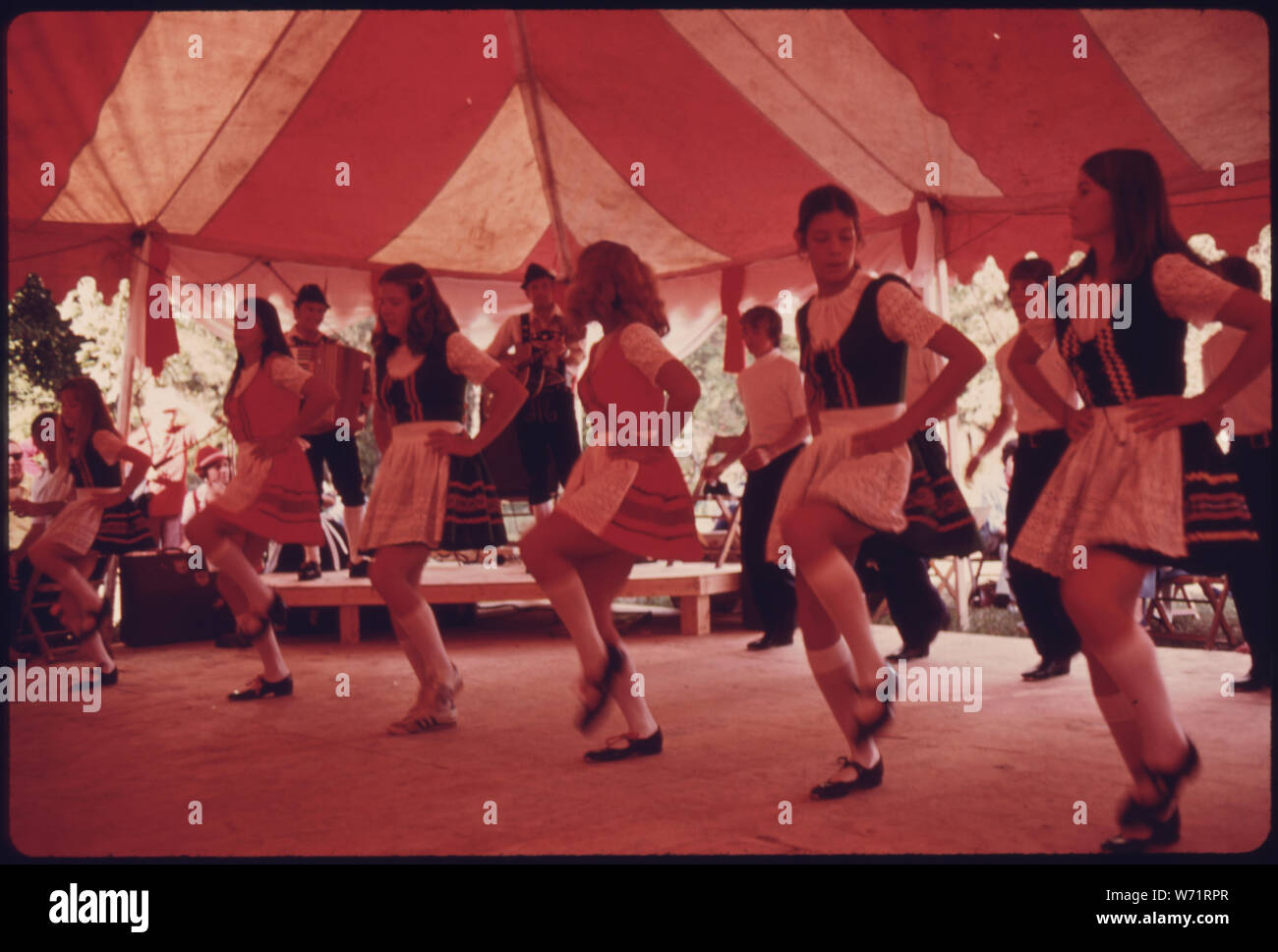 Un gruppo di unicoi cloggers dalla contea di bianco, Georgia eseguire American mountain dance routine di polka bavarese la musica durante il quinto Oktoberfest annuale tenutasi a Helen. Le ragazze sono l'esecuzione di un passo di ostruzione noto come lo shuffle-hop. Il festival annuale è il risultato della trasformazione della piccola comunità il distretto commerciale con un unified tema alpino. Il successo del progetto ha portato ad un aumento del volume di affari e un aumento del turismo. Foto Stock Un gruppo di unicoi cloggers dalla contea di bianco, Georgia eseguire American mountain dance routine di polka bavarese la musica durante il quinto Oktoberfest annuale tenutasi a Helen. Le ragazze sono l'esecuzione di un passo di ostruzione noto come lo shuffle-hop. Il festival annuale è il risultato della trasformazione della piccola comunità il distretto commerciale con un unified tema alpino. Il successo del progetto ha portato ad un aumento del volume di affari e un aumento del turismo. Foto Stock
