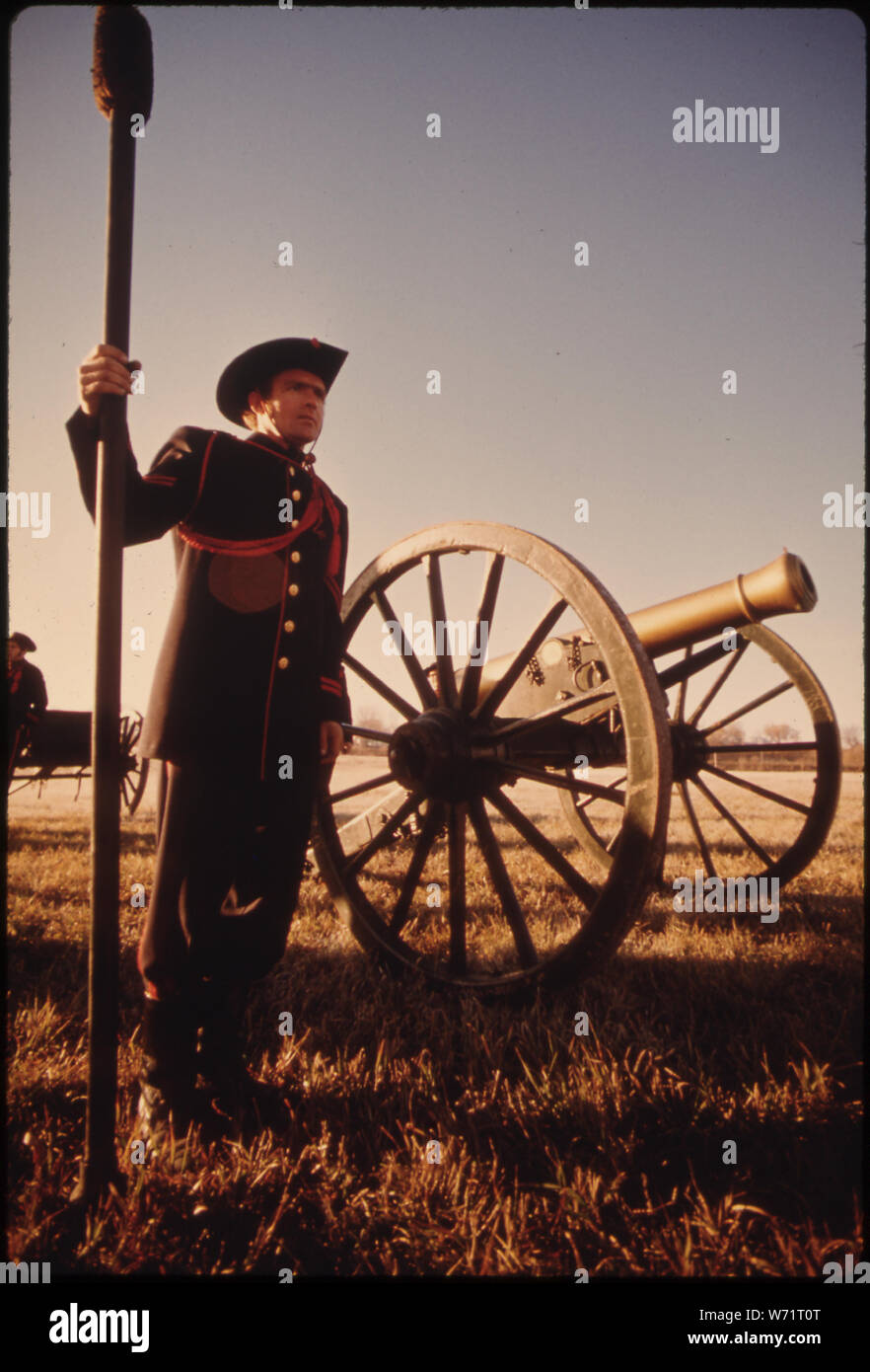 Un membro della nuova batteria di ULM, uno dei principali patrimoni storici di NEW ULM, Minnesota. La società è sempre pronti a utilizzare le loro attrezzature che consiste di due guerra civile cannoni, un obice, due cassettoni (vettori di munizioni) e numerose sciabole otto squadre di 16 Progetto di cavalli tirare i cannoni e cassoni mentre sei cavalli portano gli ufficiali. L'unità ha un membro attivo di 42 che è il complemento completo. Uomini arruolati RIDE su apparecchiature Foto Stock