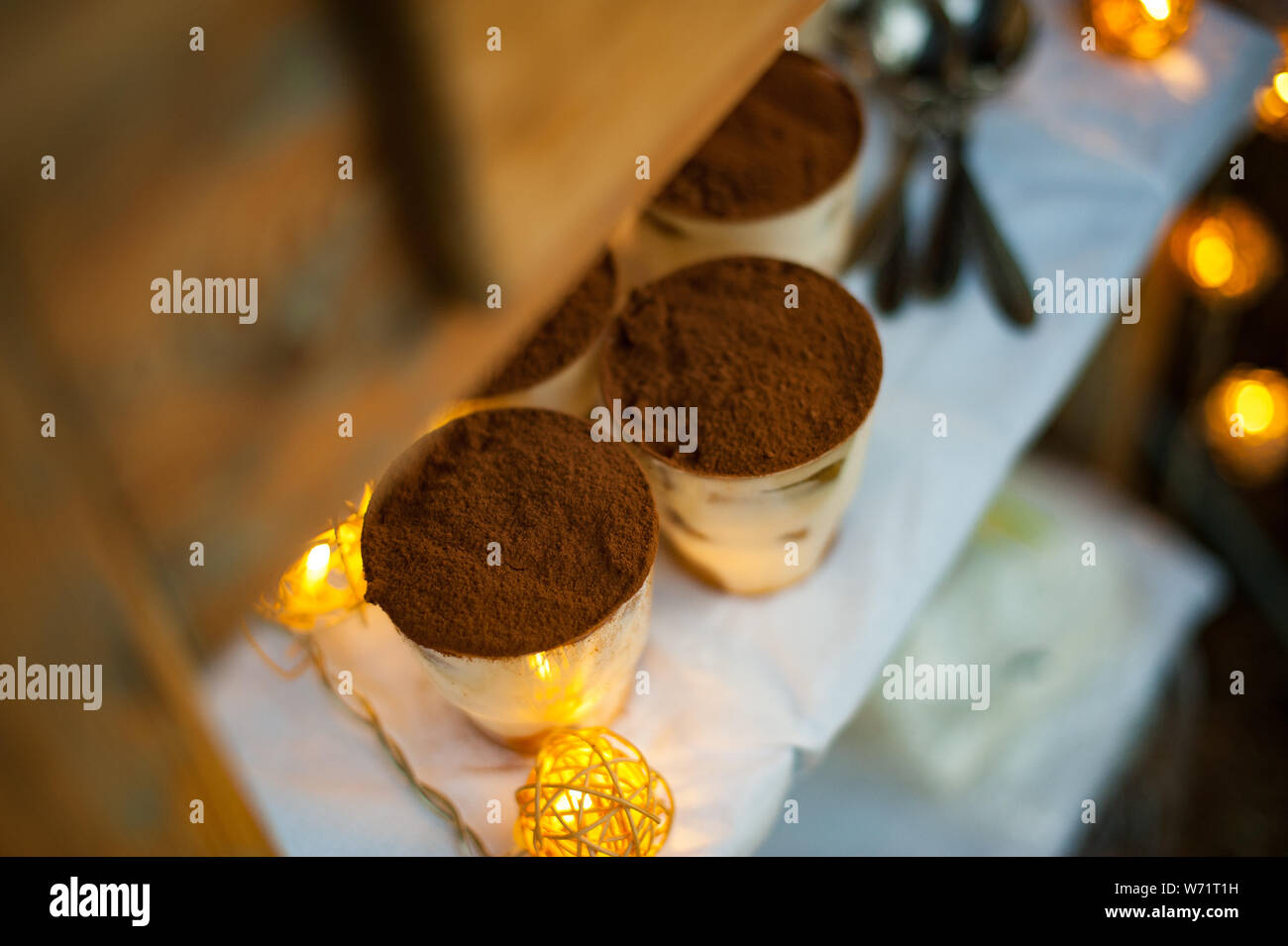 Il tiramisù dessert con ghirlande. Tempo di festa Foto Stock