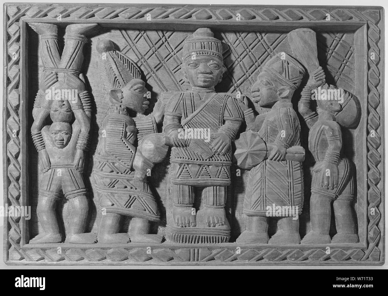 La scultura in legno ; un sacerdote di Oro Français : Scultura sur bois, représentant onu Prêtre d'Oro; Note Generali: scolpito sul pannello di legno Foto Stock