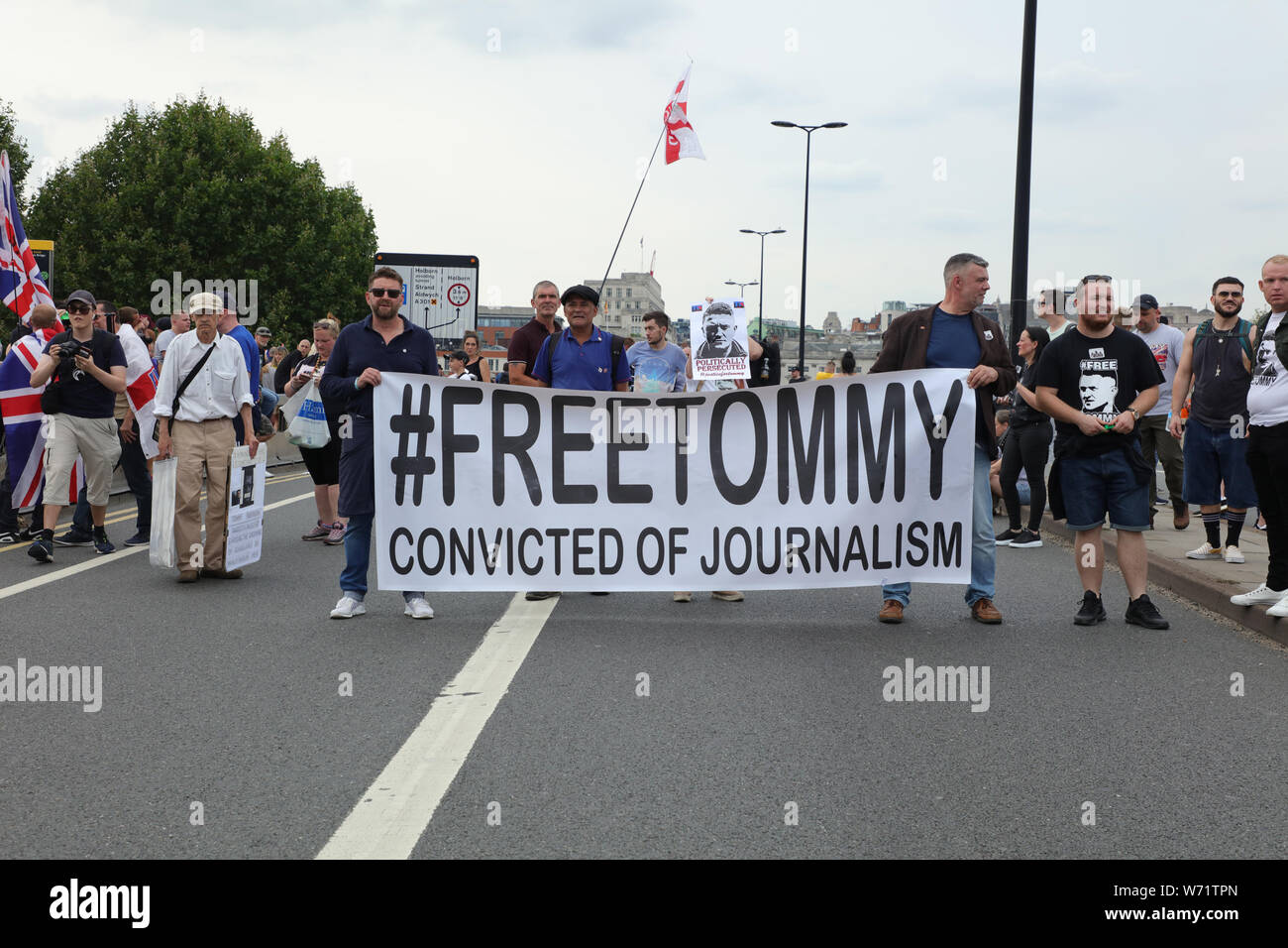 Londra, Regno Unito. 3 agosto 2019. I sostenitori di Tommy Robinson protestano contro Waterloo Bridge. Credit: Joe Kuis / Alamy News Foto Stock