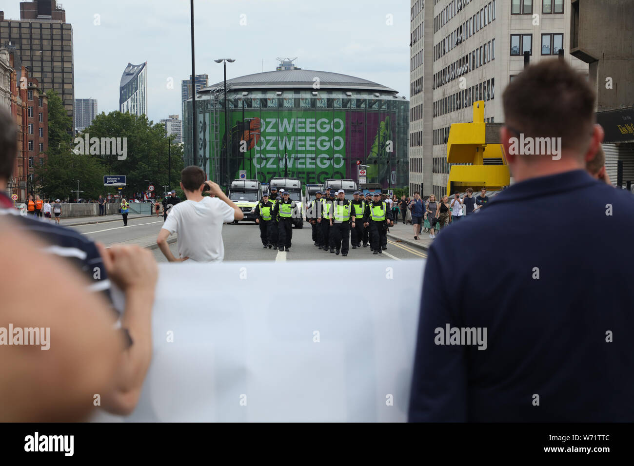 Londra, Regno Unito. 3 agosto 2019. Gli agenti di polizia si spostano verso i sostenitori di Tommy Robinson, occupando il ponte di Waterloo. Credit: Joe Kuis / Alamy News Foto Stock