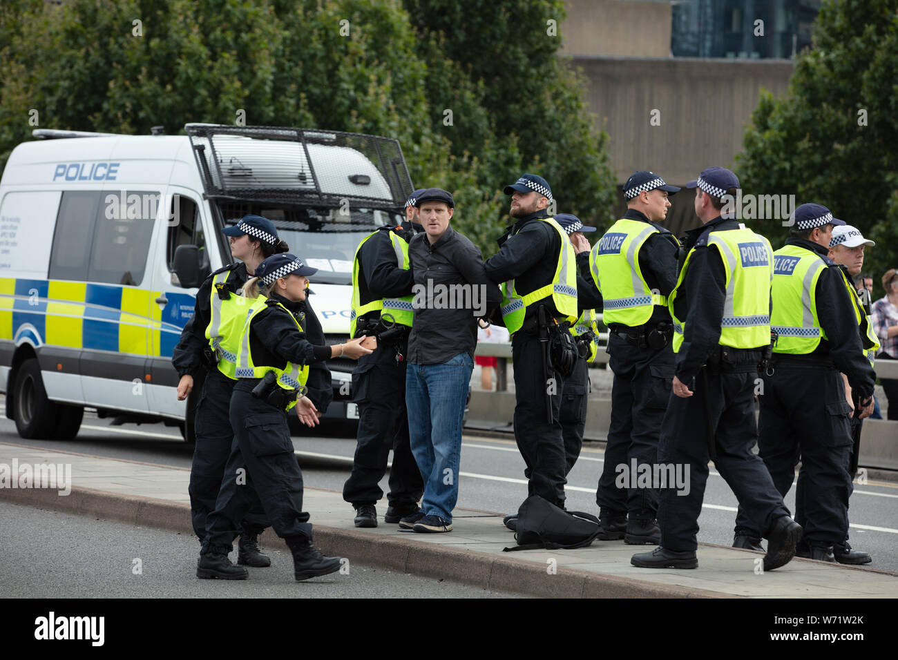 Londra, Regno Unito. 3 agosto 2019. La polizia arresta un sostenitore di Tommy Robinson durante una protesta di massa sul ponte di Waterloo, chiedendo il suo rilascio dalla prigione. Credit: Joe Kuis / Alamy News Foto Stock
