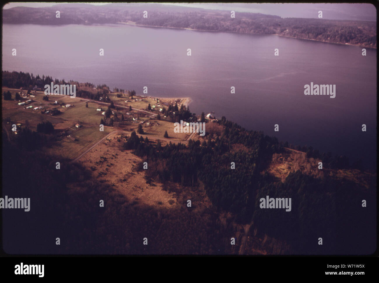 Vista aerea della Comunità di Bangor. È SUL COFANO CANAL adiacente a Bangor allegato confine meridionale. Questa comunità e altri simili saranno colpiti dalla crescita della popolazione QUANDO LA MARINA MILITARE DEL SOMMERGIBILE TRIDENT BASE è costruita nelle vicinanze. Una nuova città è proposto di alloggiare una porzione sostanziale delle proiezioni 27.000 persone che si sposta nell'area quando l'installazione navale è completa Foto Stock