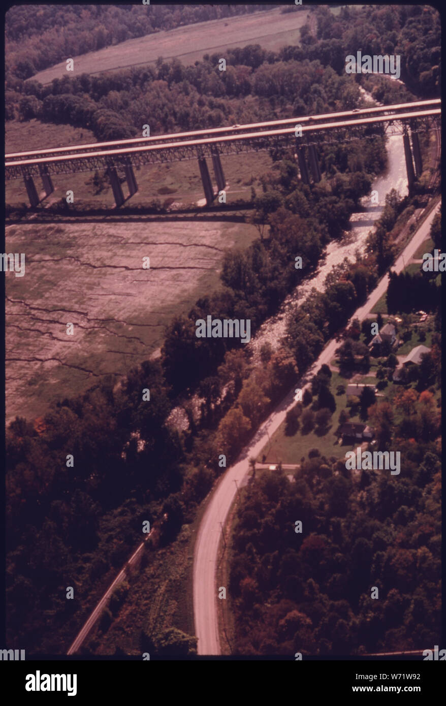 Vista aerea dell'Ohio Turnpike al Riverview Road a sud di Cleveland, Ohio. L'autostrada attraversa il Cuyahoga Valley e il fiume come pure i binari della ferrovia utilizzata dal sistema CHESSIE. La valle è parte di Cuyahoga Valley National Recreation Area firmato in legge nel dicembre del 1974. Il parco nazionale di servizio deve completare un MASTER PLAN PER L'area entro il mese di giugno, 1976. La legge permette di spesa di $ 34,5 milioni di euro per l'acquisto di terreni, ma deve essere catturato dal congresso Foto Stock