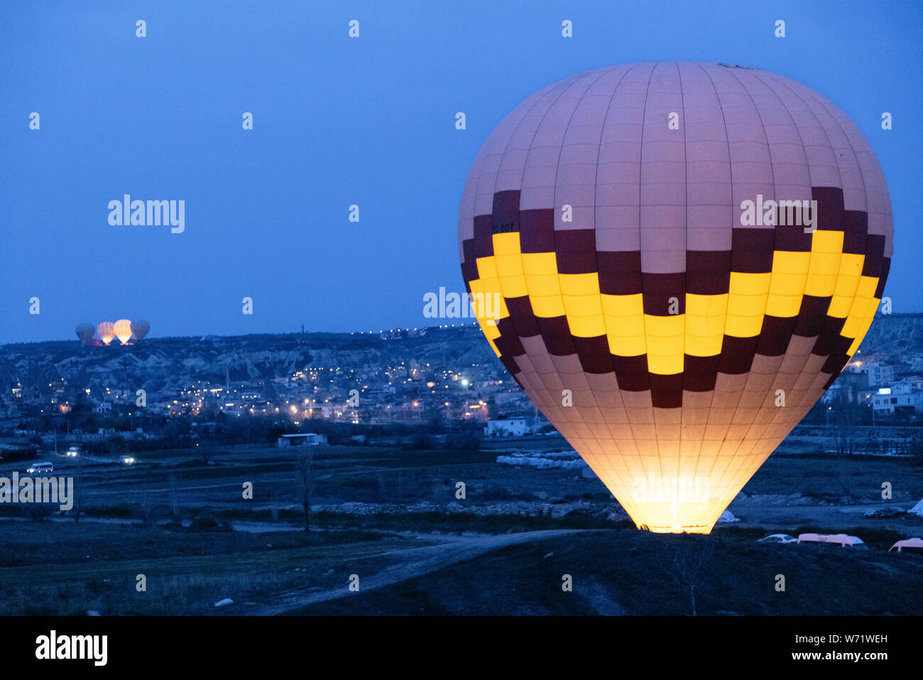 Mongolfiera di Prima Mattina ora blu, Goreme, Cappadocia, Turchia Foto Stock