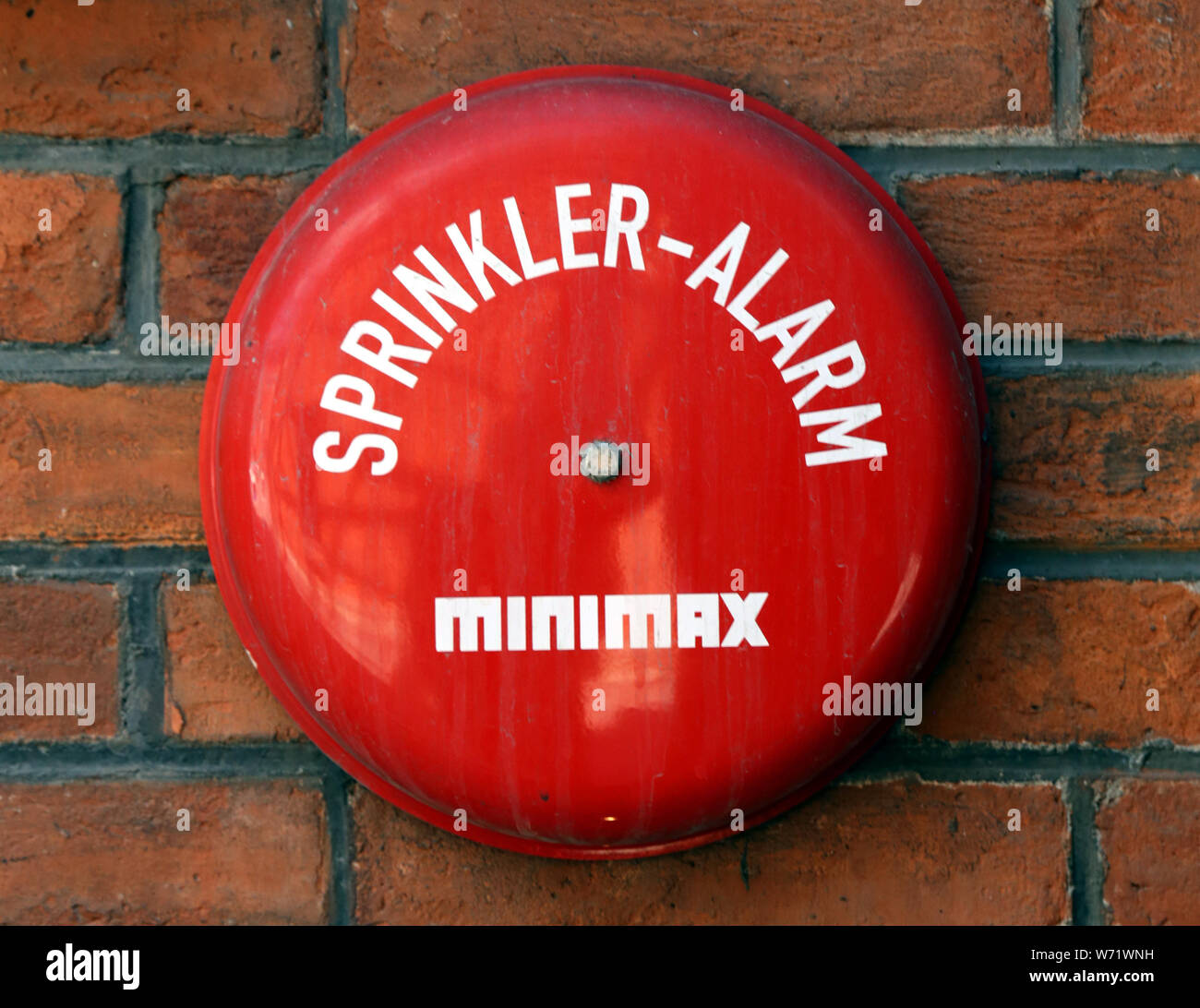 Cracovia. La Polonia. Rotondo rosso allarme sprinkler campana sulla parete dell'edificio nella città vecchia. Foto Stock