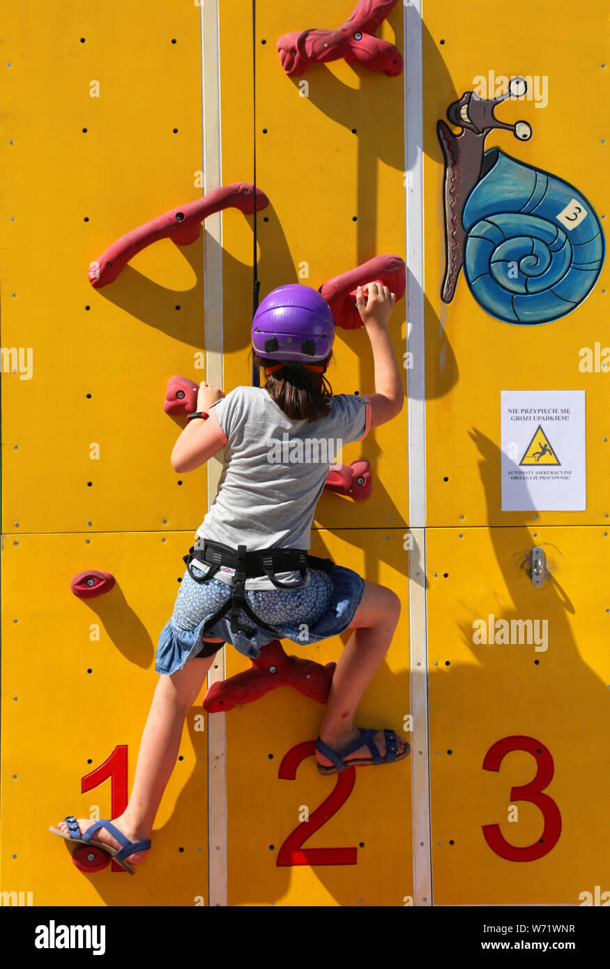 Cracovia. La Polonia. Una ragazza arrampicata artificiale di arrampicata per bambini. Foto Stock