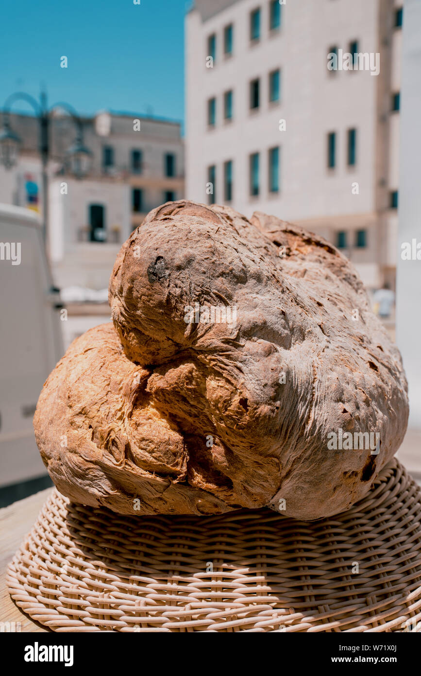 Matera, Capitale Europea della Cultura 2019, la Basilicata, Italia. Cornetto, pane tipico. Foto Stock