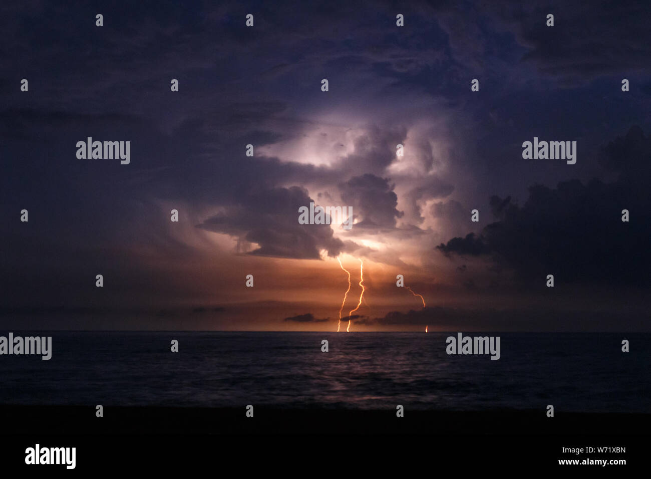 Tempesta di mare un fulmine. Foto Stock