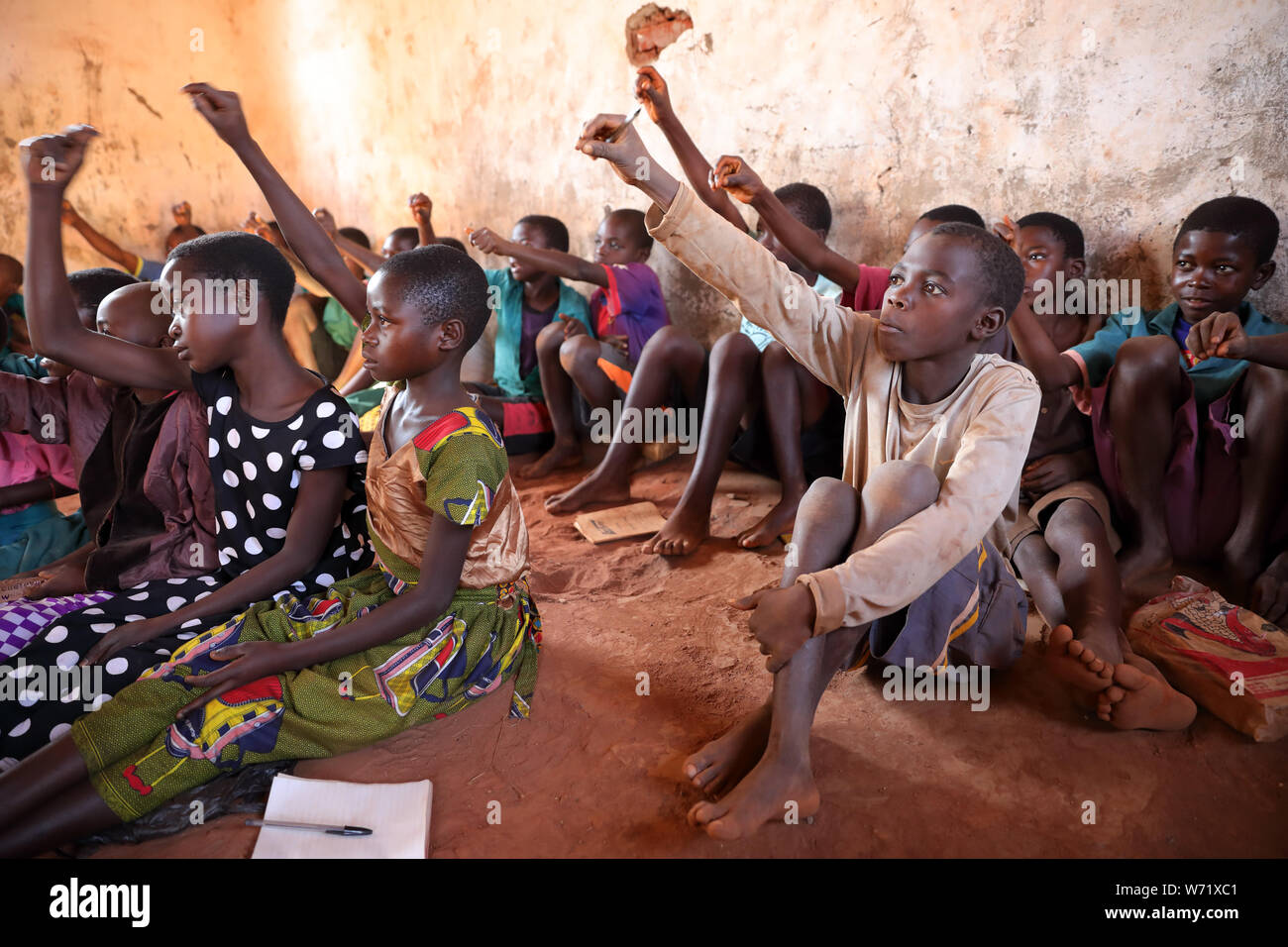Studenti e insegnanti in una classe di una scuola primaria in un remoto villaggio vicino Ntchisi. Il Malawi è uno dei paesi più poveri del mondo. Foto Stock