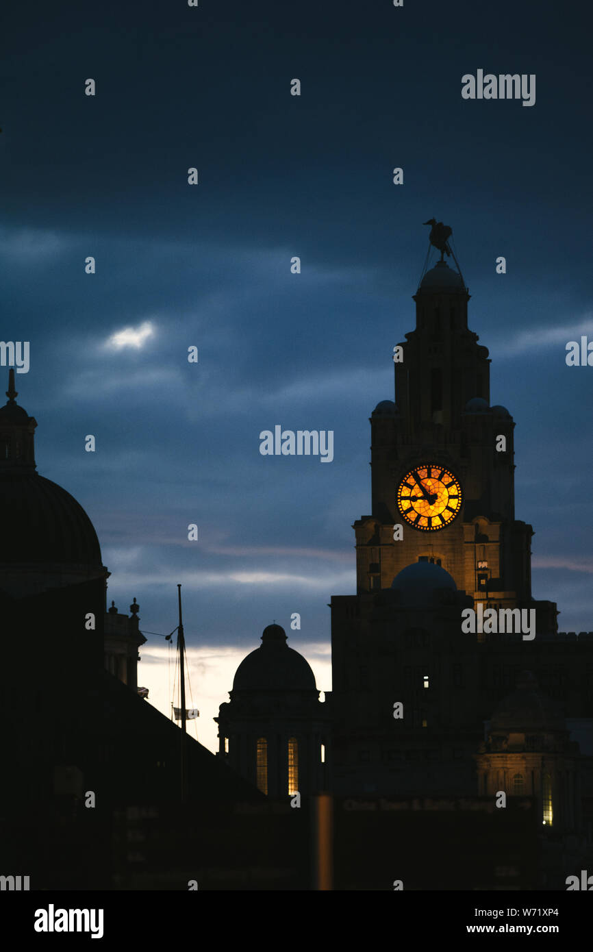 Liver Building orologio al crepuscolo, Liverpool, Inghilterra Foto Stock