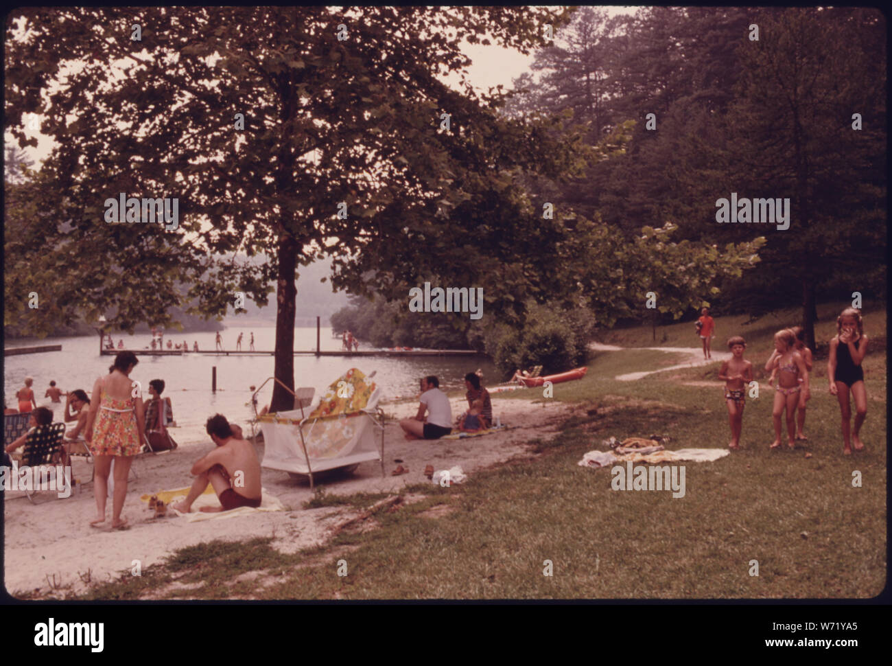 Spiaggia di UNICOI State Park attrae il quarto di luglio i visitatori della zona ricreativa di due miglia a nord-est di ROBERTSTOWN, la Georgia ha un lago di montagna chiaro con nuoto, giri in barca e servizi campeggio, maggiorato di un lodge e il centro conferenze. Anche i turisti sono attratti da Helen a tre miglia a sud-ovest che ha rinnovato il suo quartiere degli affari con un motivo BAVARIANALPINE. Ha attirato un nuovo sviluppo che sarà il doppio delle strutture turistiche e colpiscono entrambe le città Foto Stock