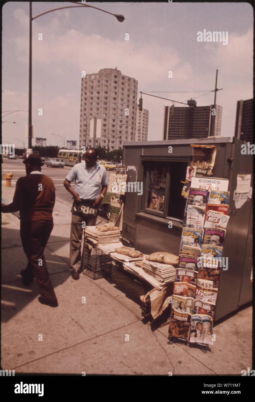 Uomo nero operando una edicola in Chicago a 22ND e South State Street sul lato sud; Portata e contenuto: uomo nero operando una edicola in Chicago a 22ND e South State Street sul lato sud. La città è creduto per essere il business nero capitale DEGLI STATI UNITI. Figure di censimento per il 1970 ha dimostrato vi erano 8,747 nero le aziende di proprietà nella città che ha incassato più di $332 milioni. Ma nero capitalisti hanno ancora più difficoltà a rimanere in attività una volta che iniziano e la ragione principale rimane il pregiudizio razziale. La mancanza di capitali, la mancanza di esperienza aziendale e la mancanza di sostegno da parte di T Foto Stock Uomo nero operando una edicola in Chicago a 22ND e South State Street sul lato sud; Portata e contenuto: uomo nero operando una edicola in Chicago a 22ND e South State Street sul lato sud. La città è creduto per essere il business nero capitale DEGLI STATI UNITI. Figure di censimento per il 1970 ha dimostrato vi erano 8,747 nero le aziende di proprietà nella città che ha incassato più di $332 milioni. Ma nero capitalisti hanno ancora più difficoltà a rimanere in attività una volta che iniziano e la ragione principale rimane il pregiudizio razziale. La mancanza di capitali, la mancanza di esperienza aziendale e la mancanza di sostegno da parte di T Foto Stock