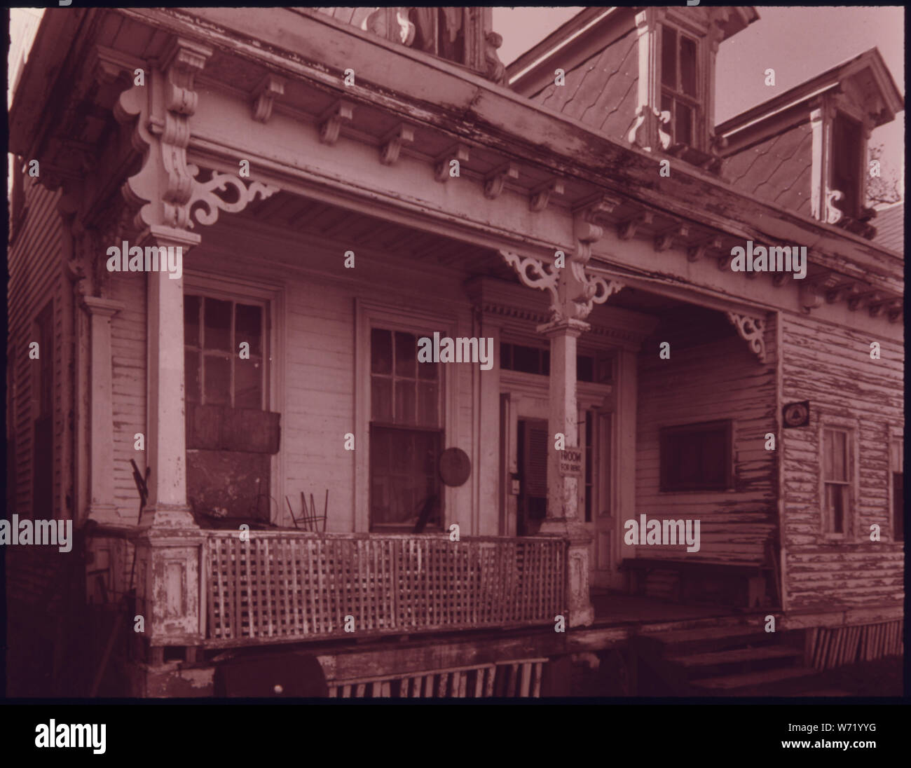 Casa di imbarco in Galveston, Texas. Questo è uno di una serie di 21 fotografie in bianco e nero. Essi documentano gli ambienti rimanente nel XIX SECOLO IN TERMINI DI ARCHITETTURA, commercio e stili di vita. Le foto anche confrontare la città contemporanea che mostra lo spostamento delle uniche dall ordinario e rilevando la corrente i problemi urbani. Le foto mostrano una regione e la sua unicità in persone e architettura nel Texas orientale che è ancora una parte del sud Foto Stock