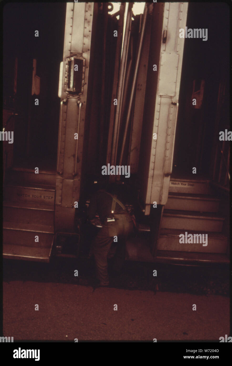 BRAKEMAN DISACCOPPIA DUE VETTURE DA AMTRAK'S BROADWAY limitata ad Harrisburg, Pennsylvania. Il treno, che ha avuto origine in Chicago, è suddiviso in due sezioni in corrispondenza di questa stazione. Si continua poi A NEW YORK CITY MENTRE LE ALTRE TESTE per Washington, D.C. Il treno ha una storia di arrivi tardivi. AMTRAK funzionari la colpa sulla cattive condizioni del fondo stradale che la società di leasing da LA NAZIONE FERROVIE Foto Stock