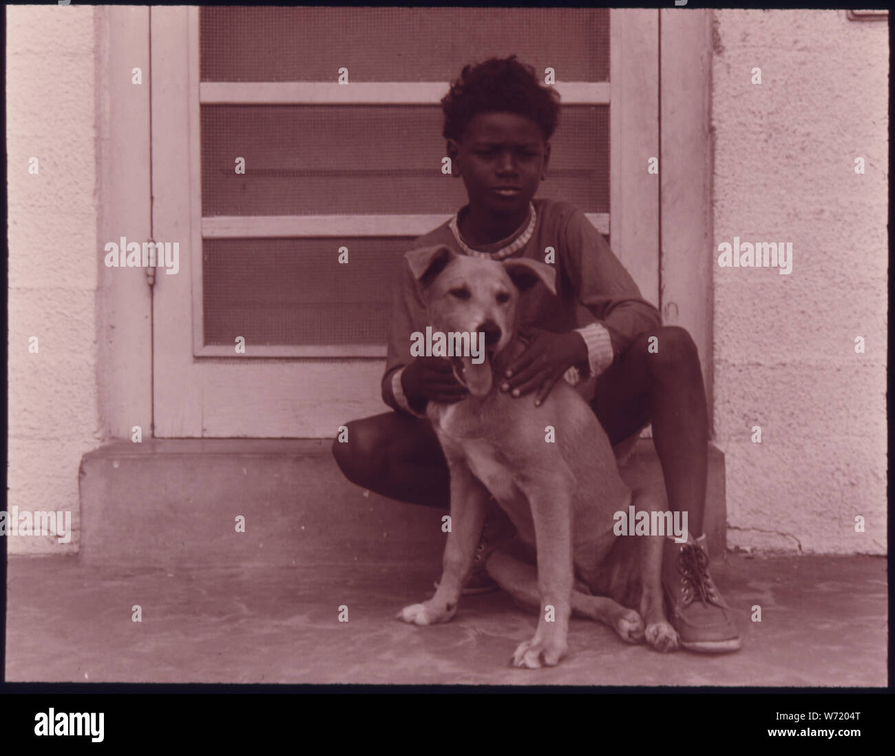 Ragazzo con il suo cane in Galveston, Texas. Questo è uno di una serie di 21 fotografie in bianco e nero. Essi documentano gli ambienti rimanenti dal XIX secolo in termini di architettura del commercio e degli stili di vita. Le foto anche confrontare la città contemporanea che mostra lo spostamento delle uniche dall ordinario e rilevando la corrente i problemi urbani. Le foto mostrano una regione e la sua unicità in persone e architettura nel Texas orientale che è ancora una parte del sud Foto Stock