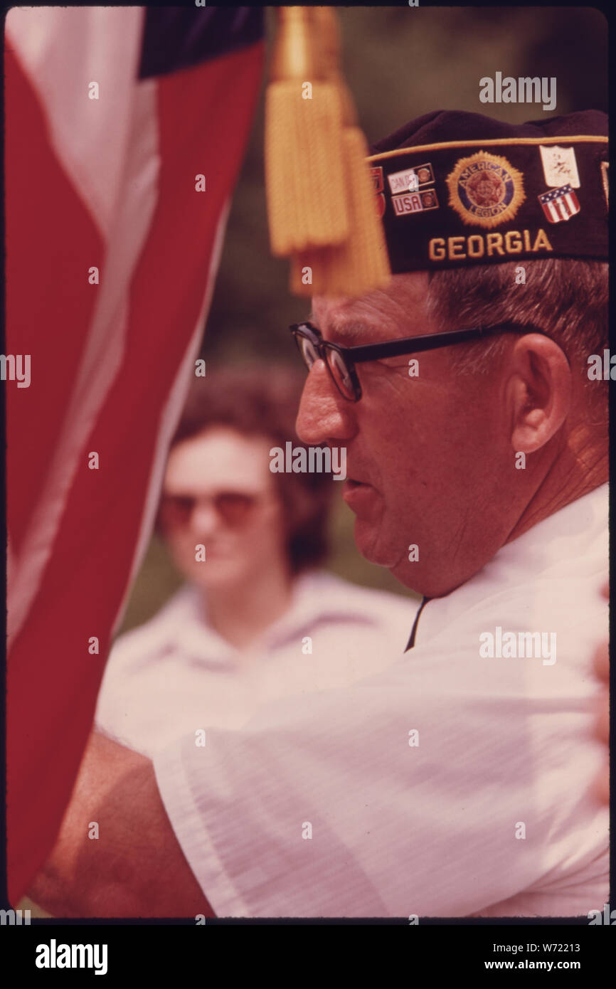 Primo piano di una contea di bianco al legionario IN ATTESA DI AVVIO DEL QUARTO DI LUGLIO PARADE giù per la strada principale di Helen, Georgia vicino ROBERTSTOWN. HELEN era tipica per una piccola comunità di montagna di meno di 300 fino al 1969, quando i funzionari della città, gli imprenditori e i residenti approvato business district ristrutturazione con un tema alpino. Il progetto è stato un successo e ha portato a nuove imprese e un aumento del turismo. Il periodo più intenso è tra maggio e ottobre IN PARTICOLARE DURANTE IL FINE SETTIMANA Foto Stock