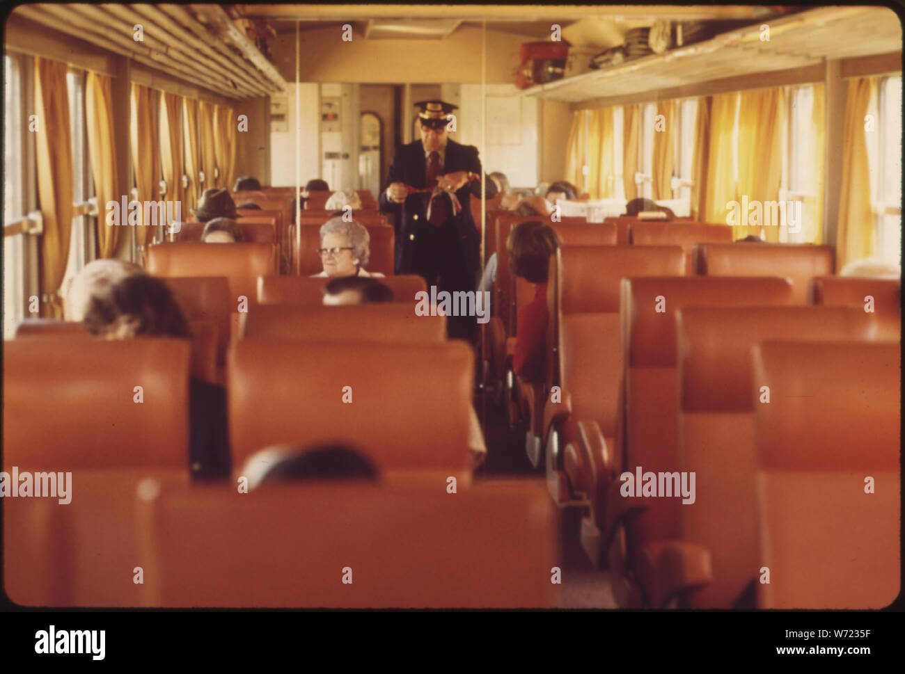 Il conduttore fa il suo giro prendendo i biglietti, COME IL TURBOLINER si fa strada tra ST. LOUIS, Missouri e Chicago, Illinois Amtrak funzionari due affittate TURBOLINERS DAL FRANCESE E LA LORO MESSA IN SERVIZIO SU ST. LOUIS-Chicago gestito nell'autunno del 1973. Dopo otto mesi di prova, la Corporation li hanno acquistati e ordinati 11 più. Esso è parte di AMTRAK'S sforzo per sostituire le vecchie apparecchiature ereditato da LA NAZIONE FERROVIE Foto Stock