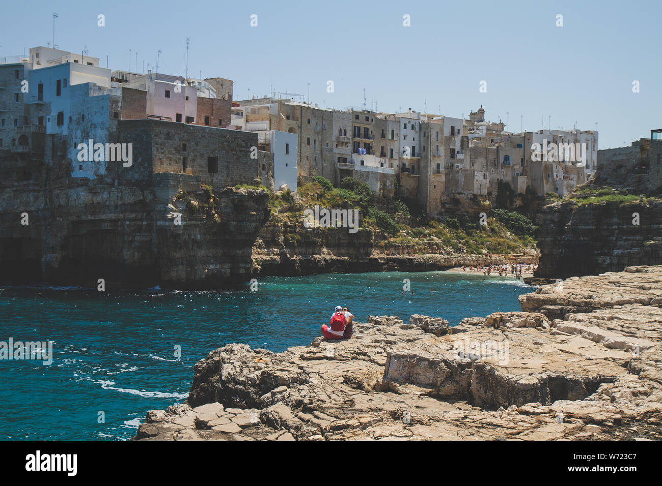 spiaggia di pugliano a mare e città costiera italiana. Italia meridionale, Puglia Foto Stock